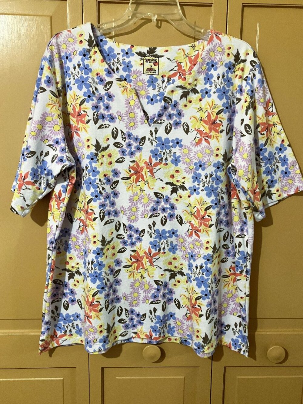 Woman's Hastings & Smith White/Gray Butterfly Print Elbow Sleeve Top. Size 2X